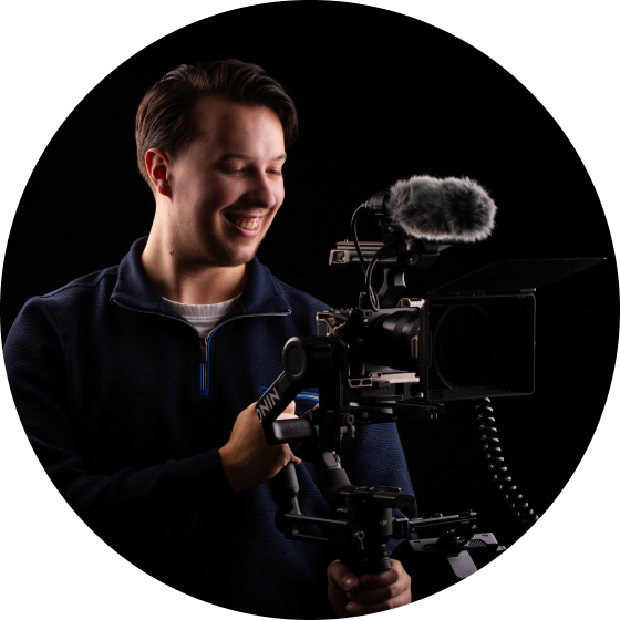 Videograaf met camera en microfoon in de hand